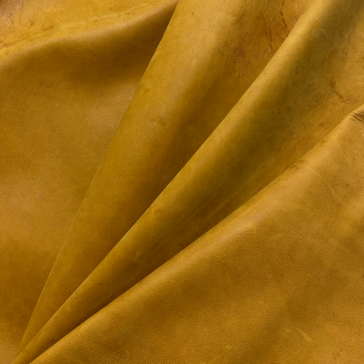 Wild Thing Nubuck Horse Leather in Mahagoni – rich red-brown patina-ready hide for premium leather goods, from District Leathers.