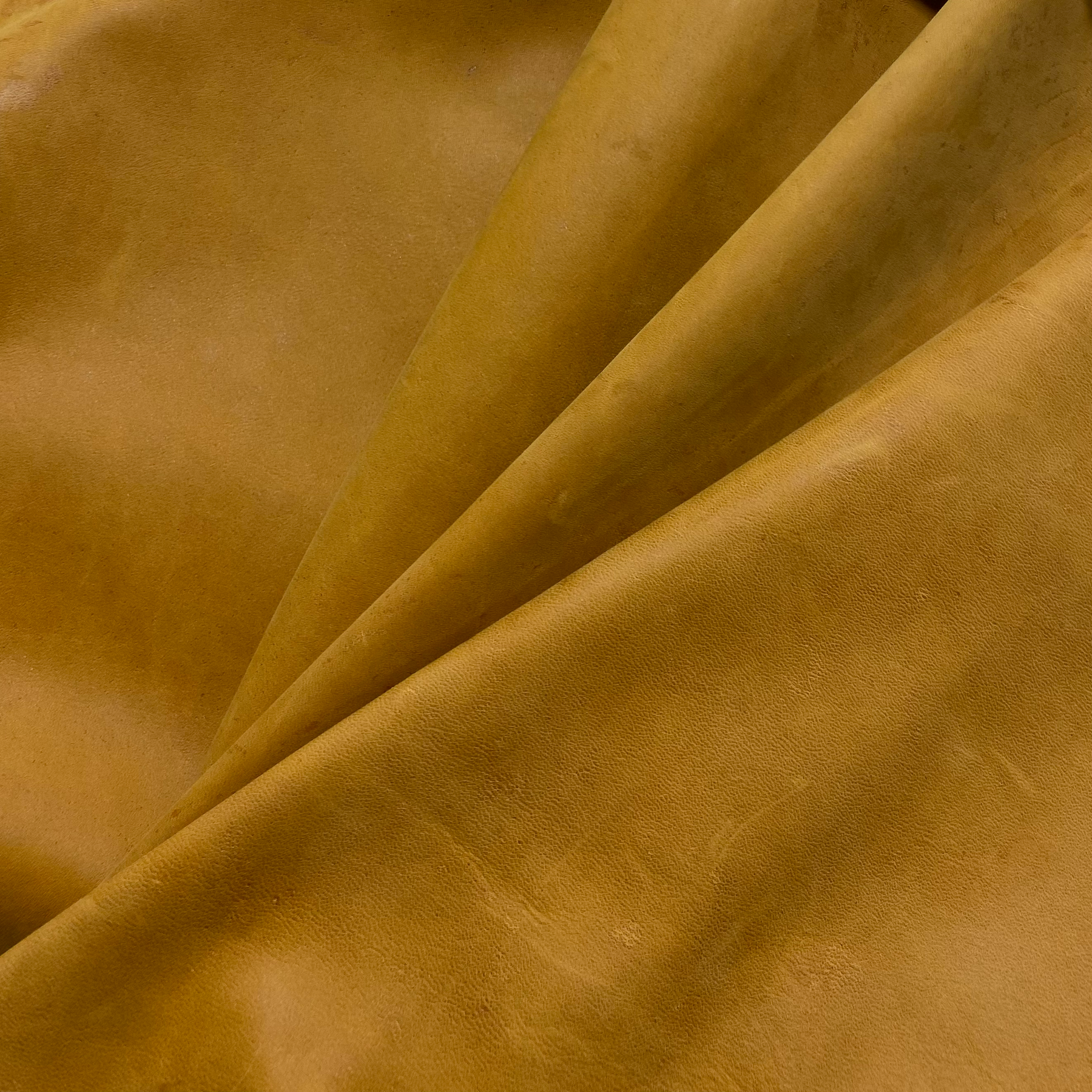 Wild Thing Nubuck Horse Leather in Mahagoni – rich red-brown patina-ready hide for premium leather goods, from District Leathers.